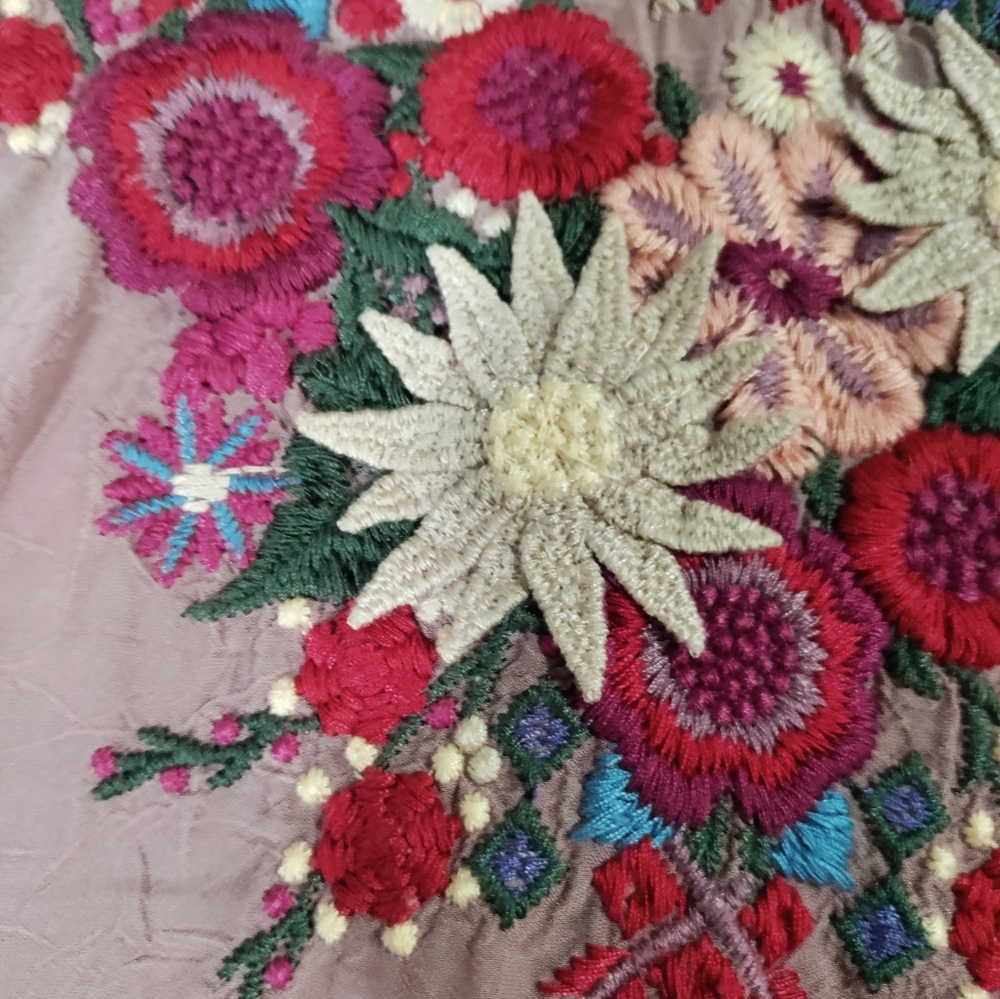 Johnny Was. Beautiful Pre-owned Conditioned Med Embroidered Floral Lavender Top - Picture 5 of 11